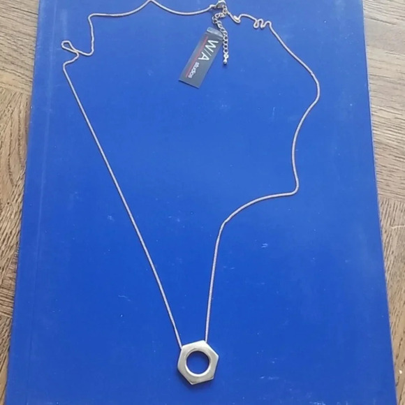 NWT Gold Tone Hexagon Necklace - Picture 5 of 8